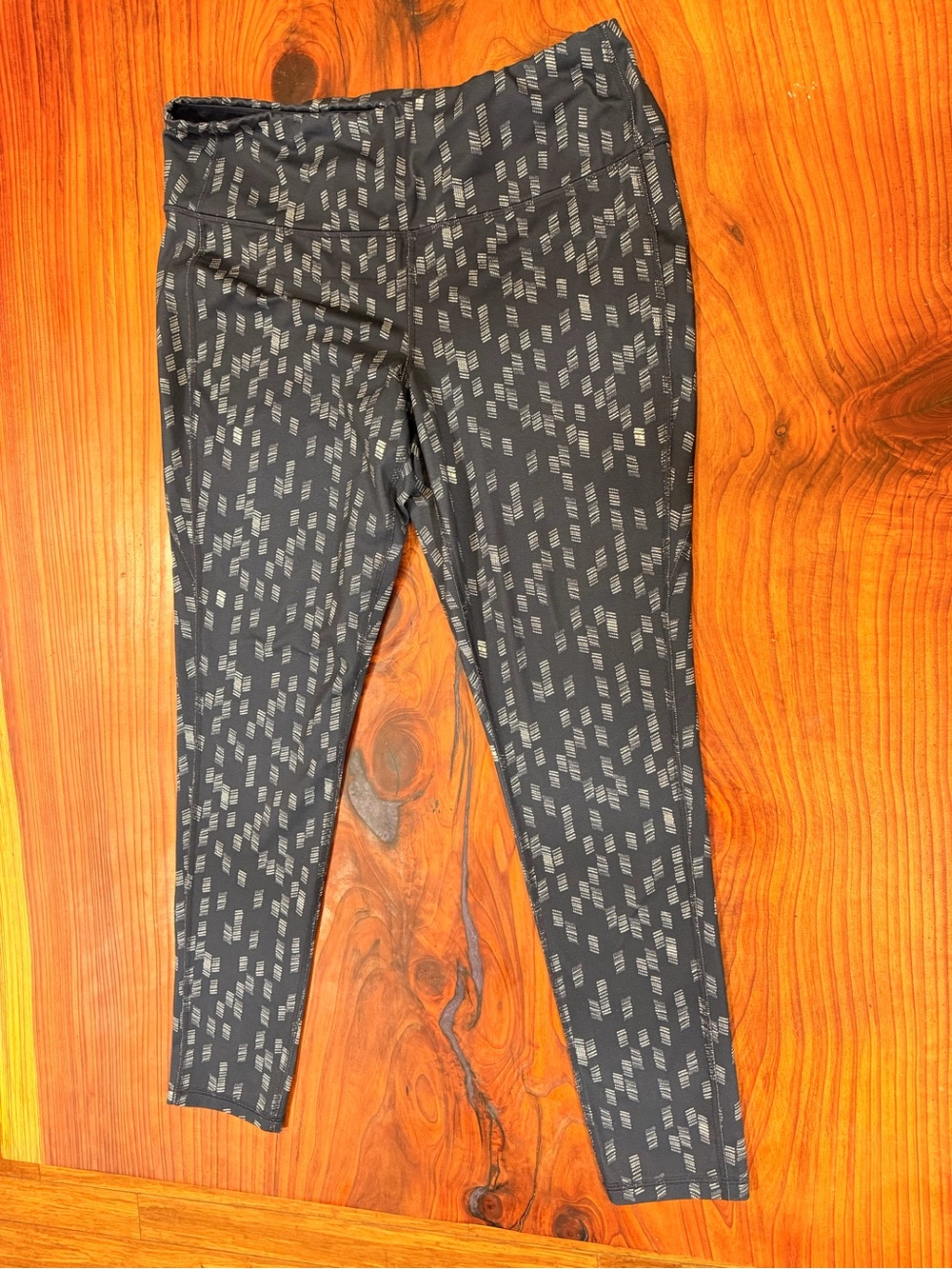 Lucy Activewear athletic leggings white dash geometric pattern XL
